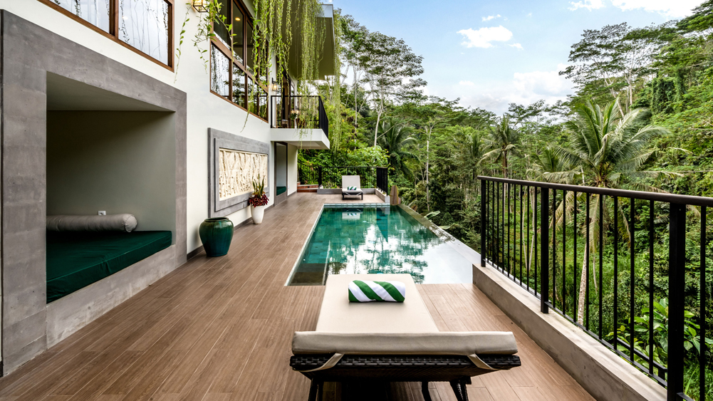 Pala Ubud - Villa Batur - Restful pool deck under shady weather